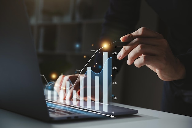 Foto empresário usando computador com análise de crescimento gráfico na tela virtual