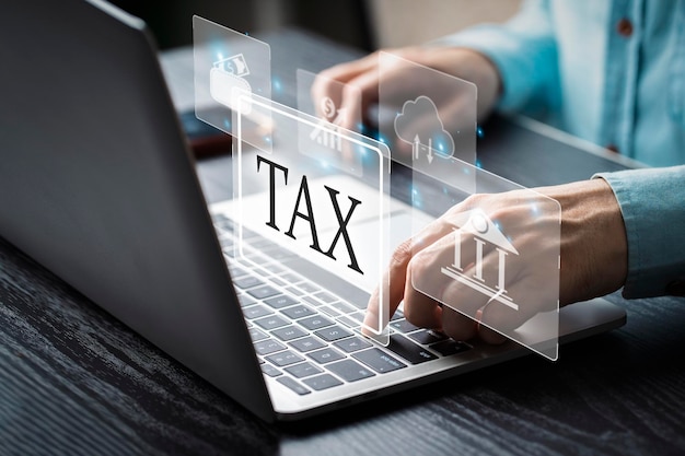 Empresário usando computador laptop declaração de imposto de renda on-line para pagamento de impostos em tablet digital e tela virtual pesquisa financeira assinatura eletrônica Cálculo de declaração de imposto