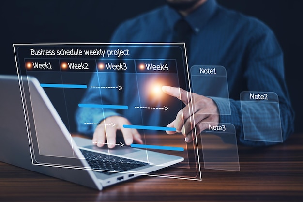Empresário usando computador para agenda de negócios do projeto por conceito de gerenciamento de plano de negócios semanal