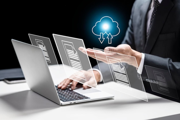 Empresario usando una computadora portátil mientras muestra un icono de una nube y archivos Innovación tecnológica en una pantalla virtual Concepto de sistema de gestión de datos