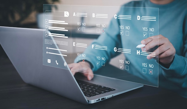 Empresario usando una computadora portátil y Tomando un cuestionario de evaluación evaluación encuesta en línea examen en línea Elegir la respuesta correcta en el examen completando el formulario de encuesta en línea Responder preguntas de prueba