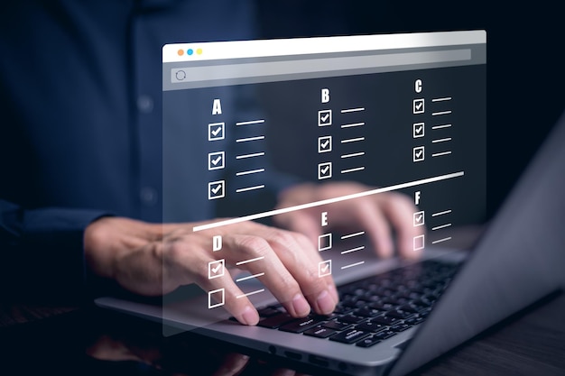 Empresario usando una computadora portátil y Tomando un cuestionario de evaluación evaluación encuesta en línea examen en línea Elegir la respuesta correcta en el examen completando el formulario de encuesta en línea Responder preguntas de prueba