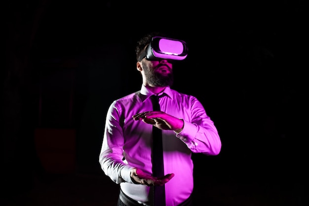 Empresario usando gafas de realidad virtual gesticulando mientras toma luz de entrenamiento profesional cayendo sobre el hombre experimentando el simulador y presentando tecnología moderna