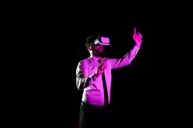 Empresario usando gafas de realidad virtual gesticulando mientras toma luz de entrenamiento profesional