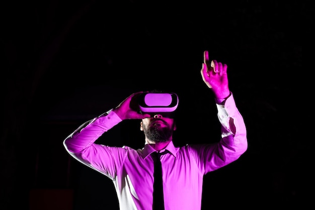 Empresario usando gafas de realidad virtual gesticulando mientras toma luz de entrenamiento profesional