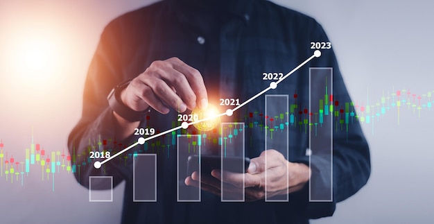 Empresário usando gráfico digital para estratégias de investimento de negócios atuais e futuras Conceito de crescimento de negócios investimento no mercado de ações