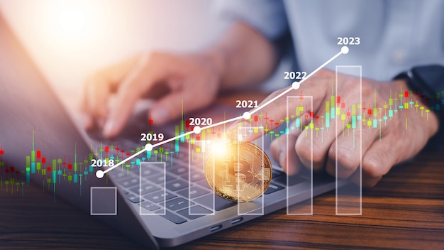 Empresário usando gráfico digital para estratégias de investimento de negócios atuais e futuras Conceito de crescimento de negócios investimento no mercado de ações