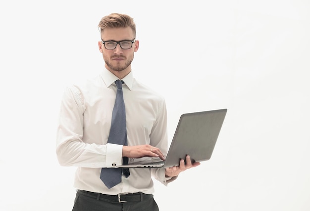 Empresario usando laptop aislado en foto en blanco con espacio de copia