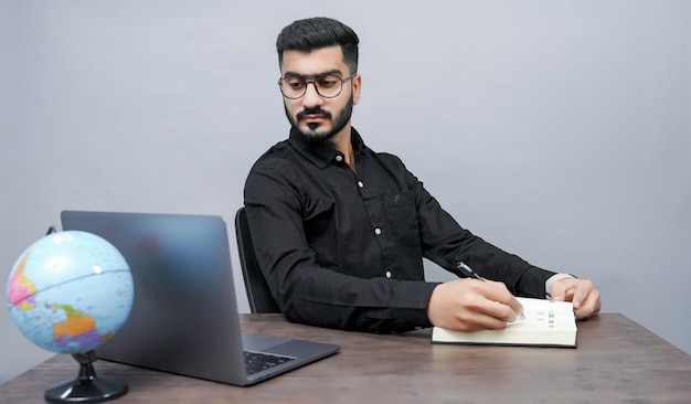 empresário usando laptop de óculos com relógio na camisa preta modelo indiano do paquistanês