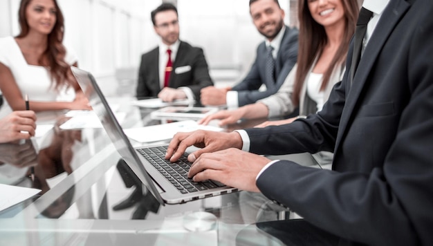 Empresário usando laptop durante uma reunião do conselho de administração