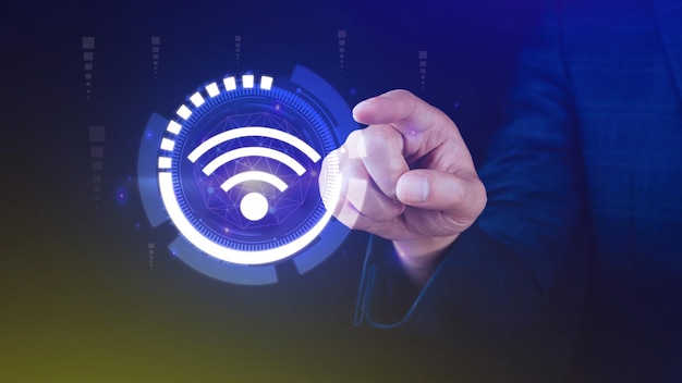 Empresário usando o toque com o ícone wi-fi Conceito de comunicação empresarial de rede social Wifi conceito sem fio conceito de rede livre Internet