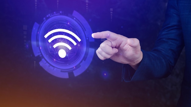 Empresário usando o toque com o ícone wi-fi Conceito de comunicação empresarial de rede social Wifi conceito sem fio conceito de rede livre Internet