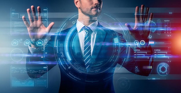 Empresario usando una pantalla digital contra un fondo negro