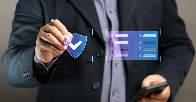 Empresario usando pluma en pantalla virtual con escudo de seguridad en línea ingresando código de seguridad
