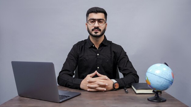 empresário usando relógio com glasess posando para discussão em modelo indiano de camisa preta do paquistanês