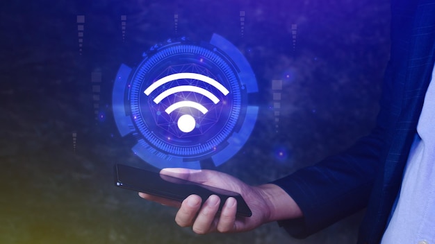 Empresário usando smartphone com ícone wi-fi Conceito de comunicação empresarial de rede social Wifi conceito sem fio rede livre conceito de Internet