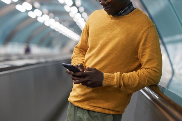 Empresário usando smartphone no subsolo