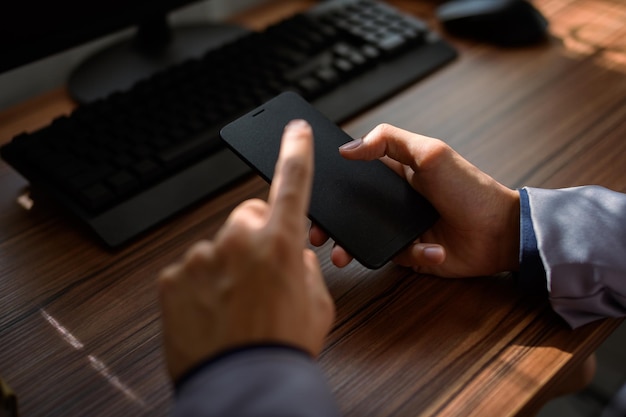 Empresário usando smartphone no trabalho