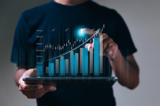 Foto empresário usando tablet com gráfico de negociação mercado de ações análise de gráficos informações estatísticas diagrama de lucro investimento e conceito de marketing