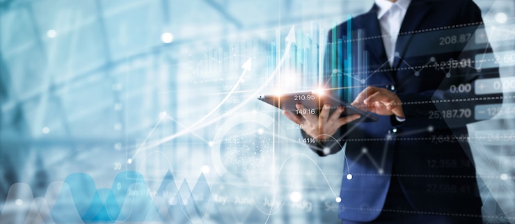 Foto empresario usando tableta analizando datos de ventas y gráfico de crecimiento económico.