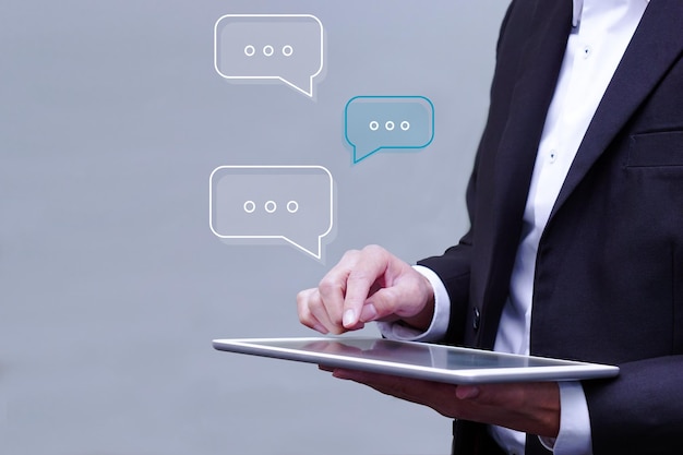 Empresario usando tableta chat conversación mostrar cuadro de mensaje de chat hablando virtual