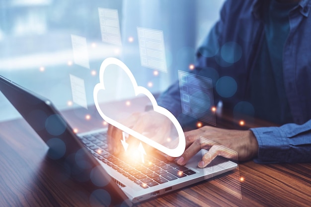 Empresário usando tecnologia de computação em nuvem e armazenamento on-line para ideias de rede de negócios de computadores conectadas a serviços de servidor da Internet para transferência em nuvem mostrada na futura Rede de Dados