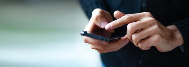 Empresario usando teléfono inteligente y tocando en pantalla