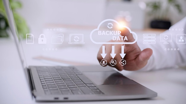 Empresário usando um computador para fazer backup de dados de armazenamento Conceito de tecnologia da Internet para banco de dados de documentação on-line de backup e sistema de armazenamento de arquivos digitais ou compartilhamento de documentos de acesso a arquivos de software