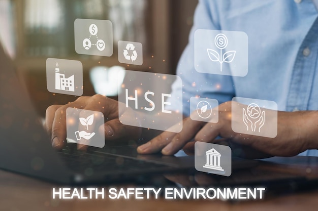 Empresário usando um computador para HSE Health Safety Environment acrônimo Banner web icon para negócios e organização Trabalho industrial seguro padrão e design de pôster industrialxA