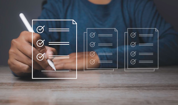 Empresario utiliza un bolígrafo para firmar documentos electrónicos en una pantalla virtual