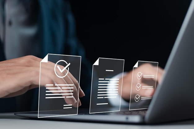 Empresario utiliza portátil con documento de aprobación en pantalla virtual para el flujo de trabajo del proceso de negocio que ilustra la aprobación de la gestión y el concepto de aprobación del proyecto
