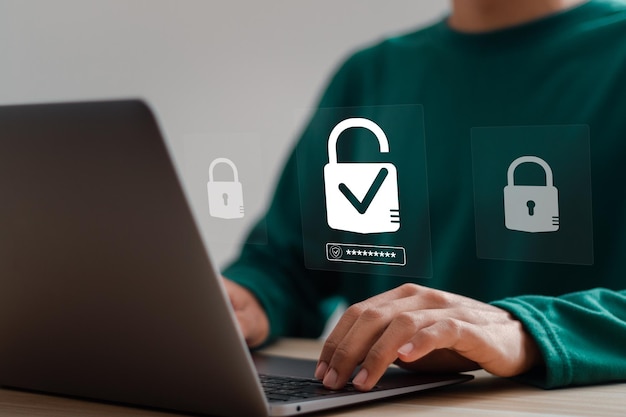 Empresario utiliza portátil con icono de candado para proteger la información de privacidad cibernética tecnología de acceso a Internet segura encriptación de seguridad de los datos privados del usuario concepto de ciberseguridad