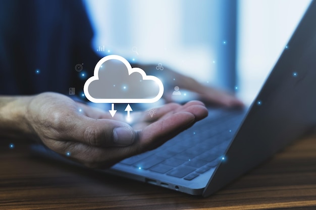 Empresario utiliza la tecnología de IA y la computación en la nube para una gestión eficiente de los datos, mejorando la toma de decisiones, racionalizando las operaciones y fomentando la innovación dentro de la organización
