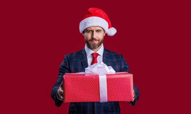 Empresario de venta de año nuevo celebrar regalo de año nuevo aislado en venta de año nuevo rojo y empresario