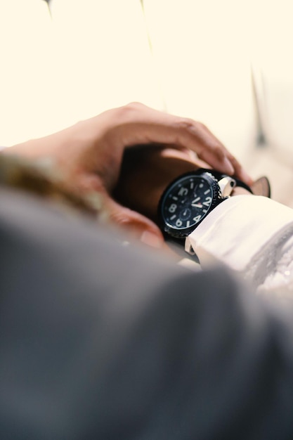 Empresário verificando as horas em seu relógio de pulso