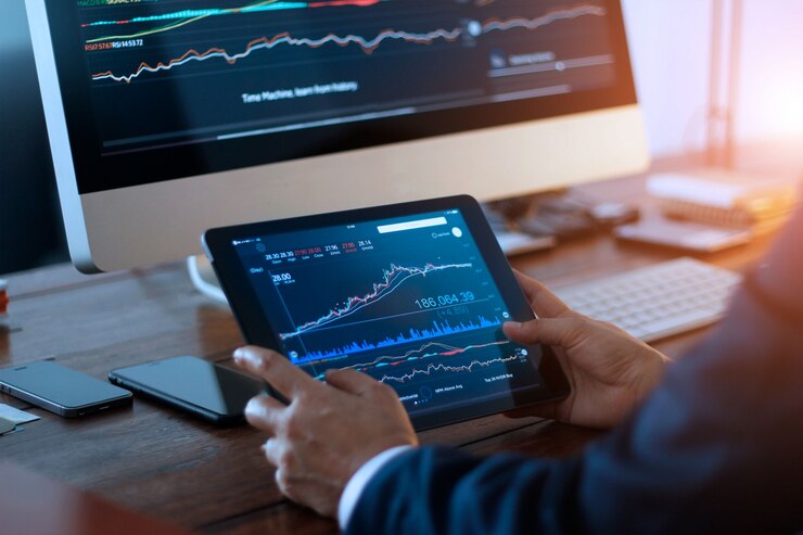 Empresário, verificando o mercado de ações no tablet digital