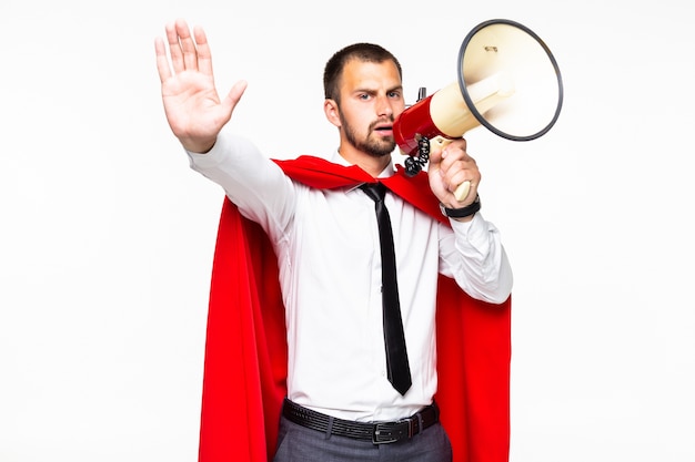 Empresário vestido de super-herói gritando por megafone isolado no fundo branco