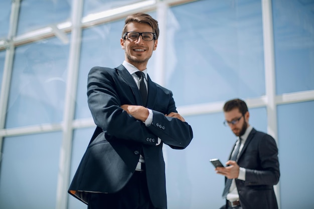 Empresario de vista inferior en el fondo de la foto de oficina moderna con espacio de copia