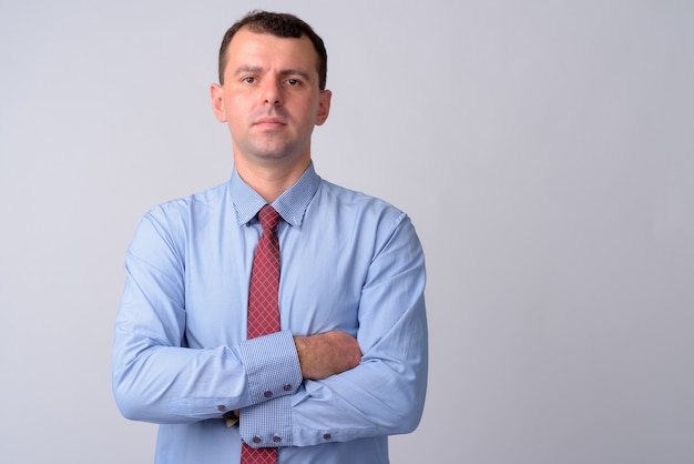Foto empresario vistiendo camisa y corbata en blanco