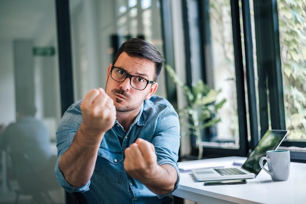 Empresário zangado empresário freelancer reagindo