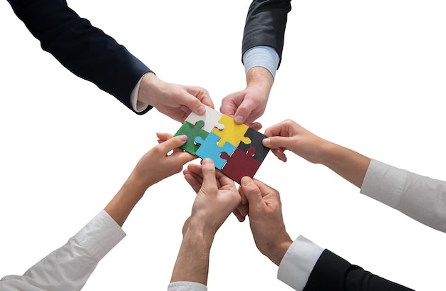 Empresários a trabalhar juntos para construir um quebra-cabeça como um conceito de parceria e integração de trabalho em equipa