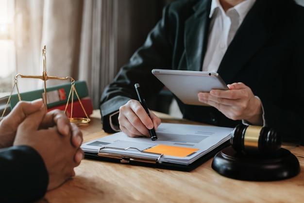 Empresarios y abogados discutiendo documentos de contrato sentados en la mesa en la oficina por la mañana. conceptos de derecho, asesoría, servicios legales.