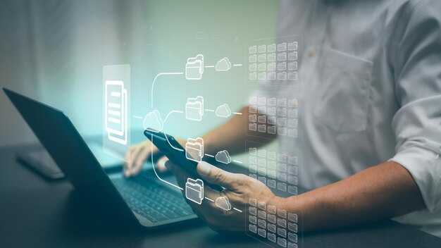 Los empresarios administran bases de datos de documentos corporativos a través de los conceptos de tecnología del ciberespacio en la nube