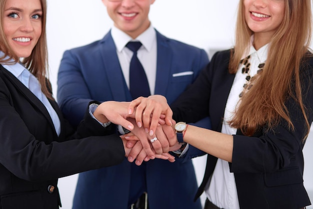 Foto los empresarios se agrupan uniéndose y representando el concepto de amistad y trabajo en equipo.