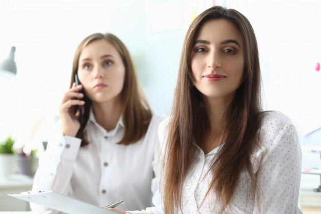 Empresarios alegres en el lugar de trabajo