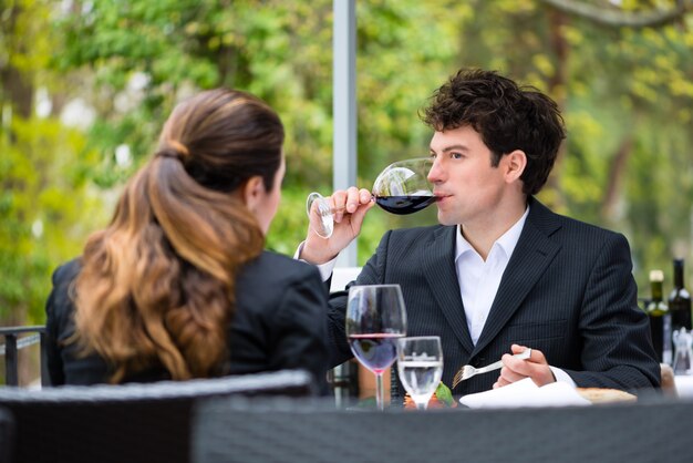 Empresarios almorzando en restaurante