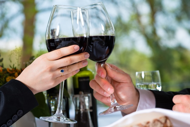 Los empresarios almuerzan en el restaurante.