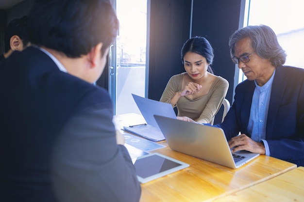 Empresários analisando dados juntos em trabalho em equipe para planejamento e inicialização de um novo projeto