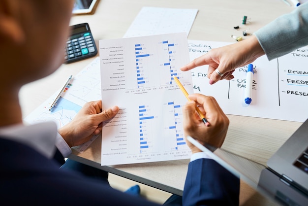 Empresarios analizando resultados de encuesta