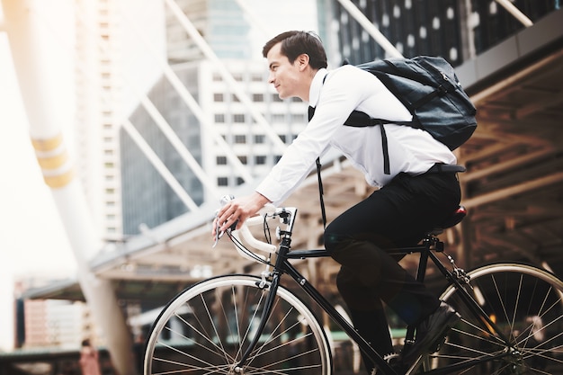 Empresarios andan en bicicleta